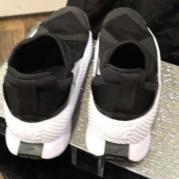 Nike Go FlyEase Easy On/Off Shoes - Picture 9 of 11